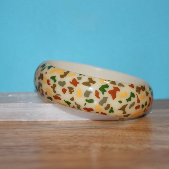 Vintage Acrylic Plastic Cuff Bracelet Earth Tones Browns Greens Yellows - Picture 1 of 4